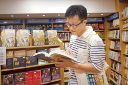 誠品高雄大立店店長陳建合興奮表示在望道號，有置身海外的風情。