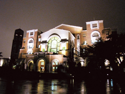 圖書館有國家圖書館、公共圖書館、大學圖書館、中、小學圖書館與專門圖書館等類別，圖中臺大圖書館屬大學圖書館。