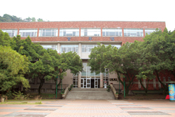 政大圖檔所與其他文學院系所位於這棟以紀念政大首任校長為名的「百年樓」。
