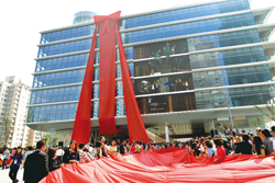 高雄市政府貴賓與民眾一同拉開彩帶，象徵高雄市府將圖書館作為高雄市民的禮物。