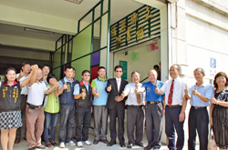 福興鄉立圖書館在103 年10 月6 日完工開館啟用，當時的副縣長林田富與福興鄉長粘禮淞、地方士紳等共同揭幕。