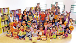 小朋友在萬聖節拜訪福興鄉立圖書館。