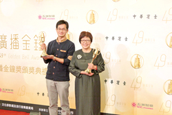 家庭教育家、臺灣閱讀協會理事長黃迺毓與兒童文學作家劉清彥，主持古典音樂臺《閱讀推手》節目榮獲廣播金鐘肯定。（古典音樂臺提供）