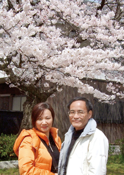 2008年4月林文義與妻子曾郁雯攝於日本琵琶湖畔。
