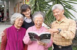 人與人相處的溫度，可以拉近樂齡長者與圖書館的距離。