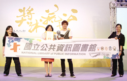 國資圖館長呂春嬌( 左二) 與「讀‧ 樂──公共藝術節」策展單位麻粒國際文化試驗公司受獎人合影。