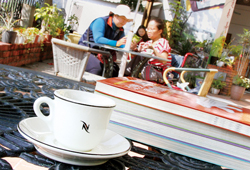 臺中市石岡區圖書館「河邊春夢區」每週六上午時段提供免費喝咖啡的服務。