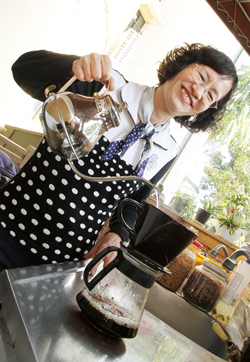 臺中市石岡區圖書館志工賴芳月，用愛心沖泡出美味的咖啡。
