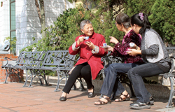 在「河邊春夢區」喝上一杯杯熱騰騰的美味咖啡，享受一份幸福的滋味。