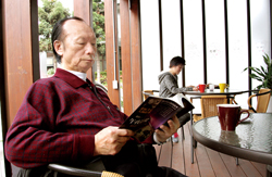 75歲的讀者蘇世安喜歡在桃園市立圖書館南崁分館的咖啡吧，閱讀他嗜愛的偵探推理小說。