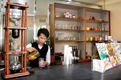  「Lai cafe」老闆黃騰漳出身於餐飲業，對於店裡所賣的餐點、飲品甚是講究。
