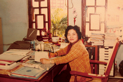 胡歐蘭教授與國立中央圖書館（現為國家圖書館）舊址南海學園內的辦公室留影。（胡歐蘭提供）"