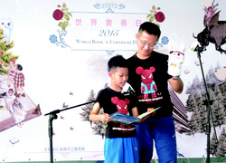 世界書香日前夕，高雄市立圖書總館舉辦「親子故事朗讀」活動，邀親子一起進行溫馨逗趣的故事朗讀。（高雄市立圖書總館提供）