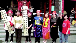 左營城隍廟留有清朝舉人卓肇昌親筆題字對聯，故事媽媽說演「卓肇昌傳奇」故事，讓民眾有一種歷史人物栩栩如生的感受。