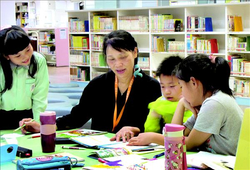 有幼教底子的綉品與孩子互動良好。