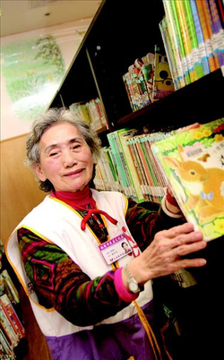 蕭游菊阿媽總是謙虛地說，自己沒作什麼，只是幫忙處理一些書籍而已。