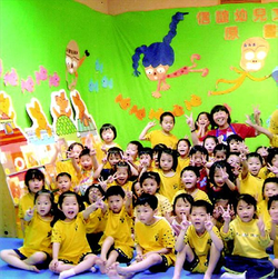 「信誼幼兒文學獎原畫展」高豫生（後右一）老師與小朋友合影。（高豫生提供）
