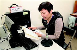 美慧於錄音室錄製有聲書籍。