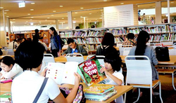 高雄市民借閱率及圖書館利用率大幅提升，進館人次比10年前多增加了1,500萬人次，2014年更被遠見雜誌評為「閱讀綠洲」城市。(蘇士雅攝)