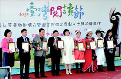 2014年有8人獲得「圖書館傑出人士貢獻獎」，夾在出色的名人當中，臺南市歸仁區圖書館員賴麗貞是最沒有頭銜光環卻讓人最眼睛一亮的人士。
