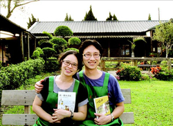 「晴耕雨讀小書院」書店主人曾建富（右）、洪毓穗。