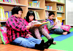 鳳林鎮立圖書館兒童閱讀區，有陳設客家相關書籍供讀者閱讀。