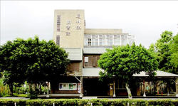 鳳林鎮立圖書館外觀以菸樓作為造型。