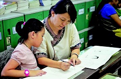 義方國小透過親子手工書製作，推動家庭閱讀的養成。