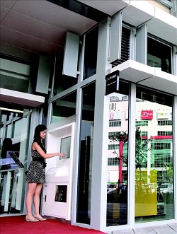 新北市圖新總館運用企業使用的高架自動倉儲系統，提供讀者24小時自動借還書服務。