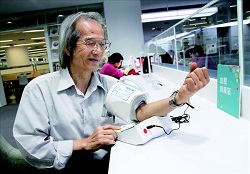 樂齡書房提供銀髮族血壓檢測計作基本健康健檢。