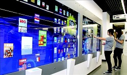 數位書牆利用感應裝置直接選取與借閱電子書於自己的電子書閱讀器或行動裝置中。