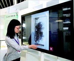 新北記憶中心透過有趣的互動螢幕，來增加古籍文獻的使用價值。