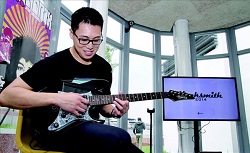 新北市圖新總館提供電吉他借用服務。