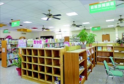整修後的芬園鄉立圖書館，將一樓改造為安全兒童活動空間，也區分出銀髮族閱讀專區。