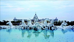 奇美博物館取得法國凡爾賽宮授權，依照凡爾賽宮花園內的《阿波羅噴泉》在奇美博物館園區打造一座等比例的水池。