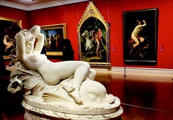 許文龍典藏的藝品大都兼具柔美、優雅與流暢感。