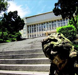 百年歷史的清水石獅鎮守著竹東鎮立圖書館。