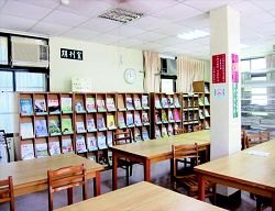 竹東鎮立圖書館主館（A 棟）二樓研習室。
