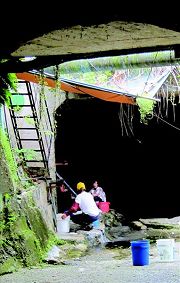 東寧橋下這條河叫作中興河道，在日據時期被稱為「洗衫坑」，由於水源乾淨，居民都在河邊洗衣聊天。