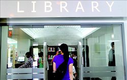 「LIBRARY」斗大的字眼，指引讀者進入圖書館美好的閱讀世界。