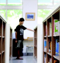 改造後的圖書館，讓藏書空間更開闊。