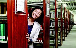 國立臺灣圖書館參考特藏組編輯吳奕祥印證只要堅持夢想，非科班出身也能在圖書館闖出一片天。
