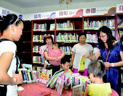 「多元文化資源區」聯展活動吸引許多新住民前來現場。（吳奕祥提供）