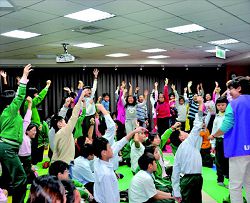 在新住民童言童語活動中小朋友與講者互動熱烈。（吳奕祥提供）