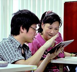 電子資源平板課程安排助教針對學員作即時性一對一教學。（吳奕祥提供）