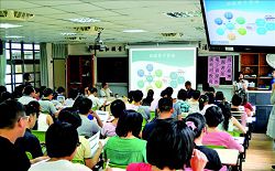 吳奕祥到福和國中講授電子資源推廣利用教育課程。（吳奕祥提供）