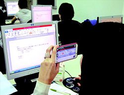 針對讀者需求，臺灣圖書館與伊甸基金會合作辦理新住民電腦學習課程。（吳奕祥提供）