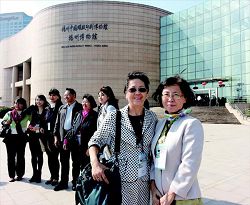 詹麗純經營圖書館做出成績，開始受邀出席各種研討會。（圖為以臺灣卓越圖書館代表團身分在北京參與論壇）