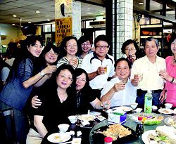 圖書館員來來去去，詹麗純仍然固守崗位。（圖為為離職同仁送行的餐宴）