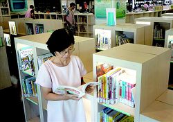 本著服務讀者的心意，詹麗純在圖書館中擔任任何角色都甘之如飴。